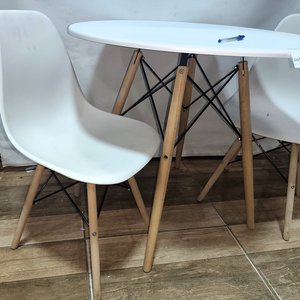 Juego Desayunador Eames Mesa Redonda Blanca con Dos Sillas Patas de Madera - imagen 5