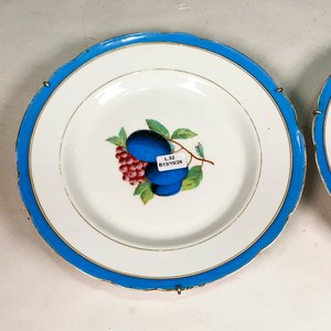 Par de Platos de Porcelana Blanca con Frutas y Borde Celeste - imagen 3