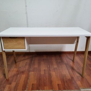 Escritorio Moderno Blanco con Cajón Madera Clara y Patas Torneadas - imagen 1