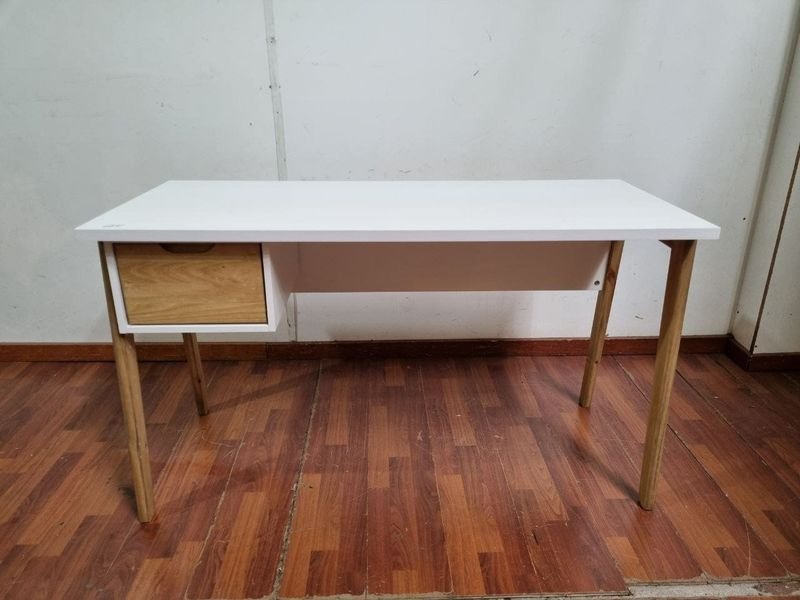 Escritorio Moderno Blanco con Cajón Madera Clara y Patas Torneadas