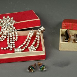 Lote anterior: Conjunto de Joyería: Prendedor y Caravana con Strass Bañado en Plata, Caravana de Perlas Multicolor y Gemelos