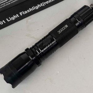 Linterna Táctica Reforzada con Picana Eléctrica - imagen 2
