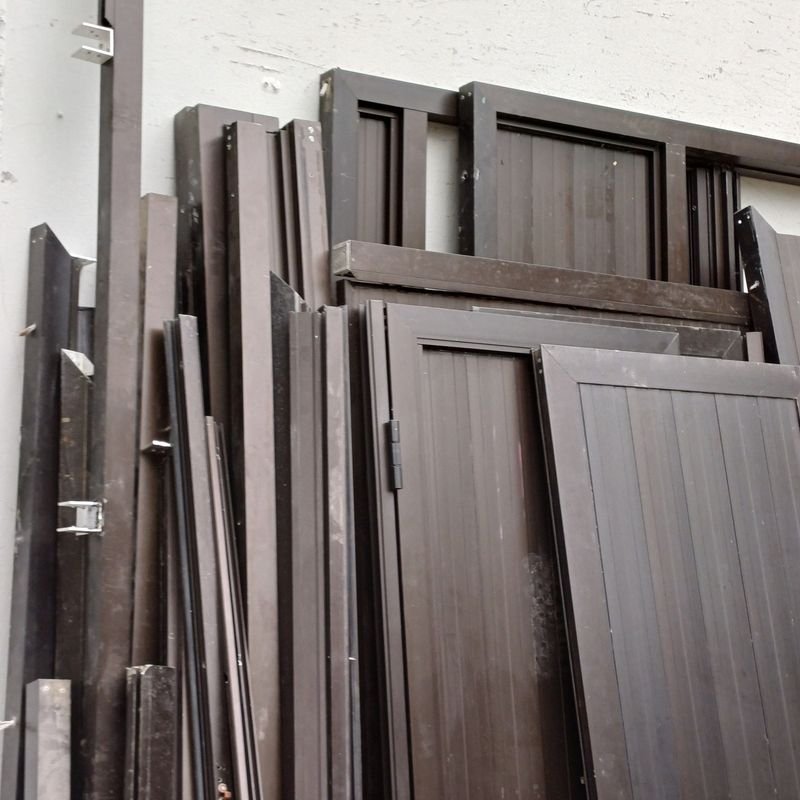 Lote de mamparas divisorias en carpintería de aluminio - imagen 4