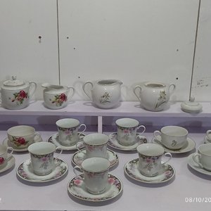Juego de té y café de porcelana con flores y bordes dorados: 28 piezas - imagen 2
