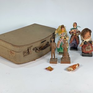Valija de Cuerina Gris con 4 Muñecas de Vestimenta Típica Europea - imagen 1