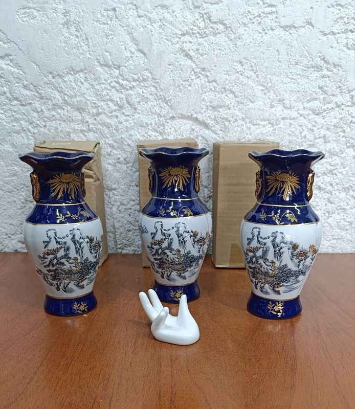Lote anterior: Florero de cerámica azul y blanca con detalles de oro