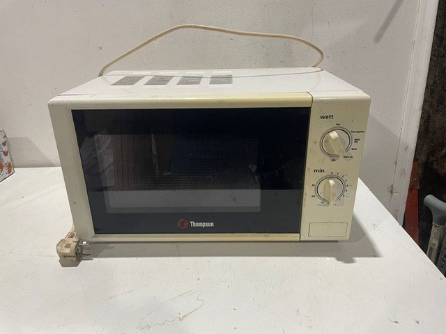 Lote siguiente: Microondas blanco en buen estado