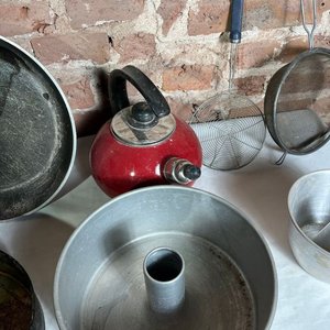 Set de Utensilios de Cocina: Sartén, Cafetera Roja, Coladores y Budineras - imagen 4