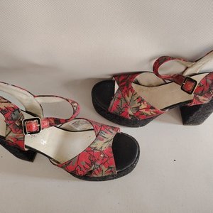 Lote anterior: Sandalias Rojas con Plataforma Brillante Talle 39 - Industria Uruguaya