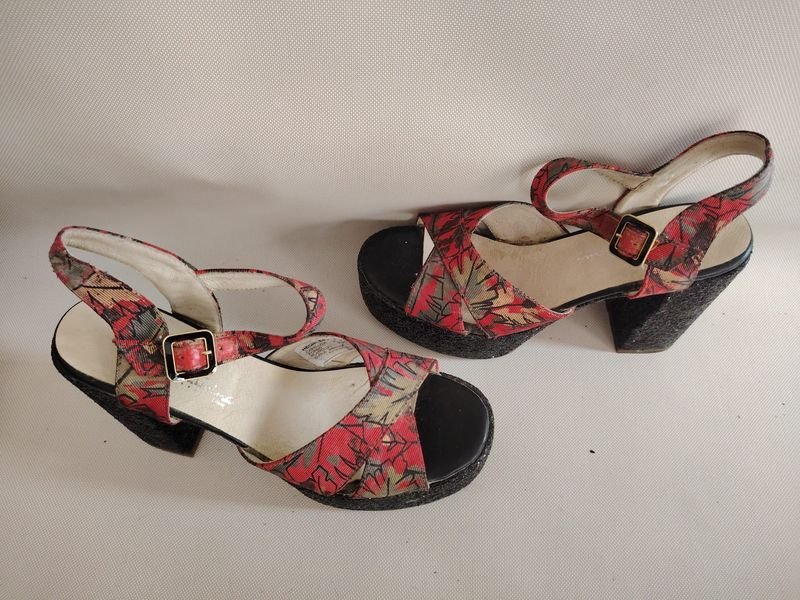 Sandalias Rojas con Plataforma Brillante Talle 39 - Industria Uruguaya