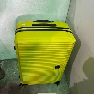 Valija Grande de Plástico Amarilla con Detalle en Cierre - imagen 5