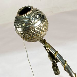 Antiguo Birambeau de Metal Repujado con Detalles Decorativos - imagen 3