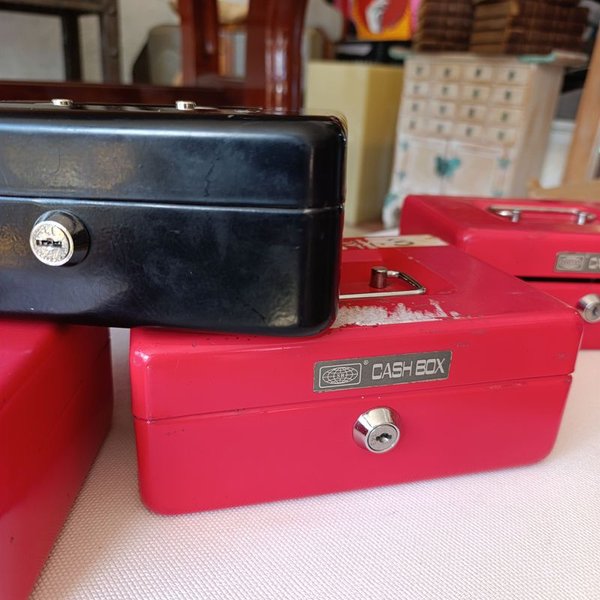 Caja de dinero metálica con asa y cerradura sin llave - imagen 2