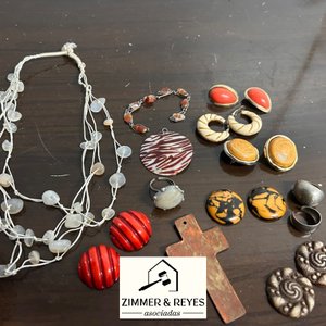Lote siguiente: Lote de Bijouterie Variada: Collares, Anillos, Aros y Dijes