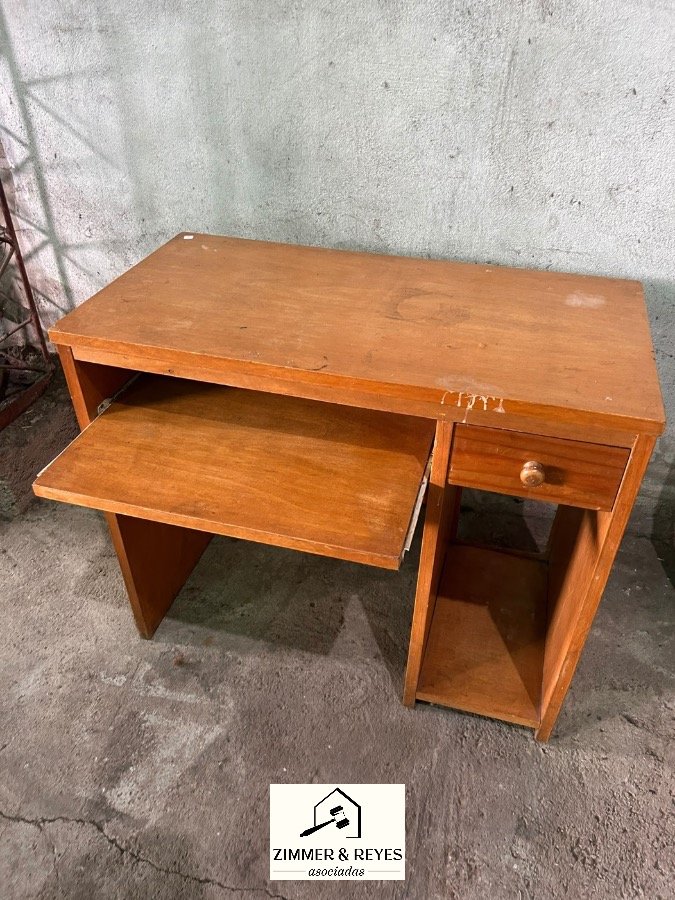 Escritorio de madera con bandeja para teclado y cajón