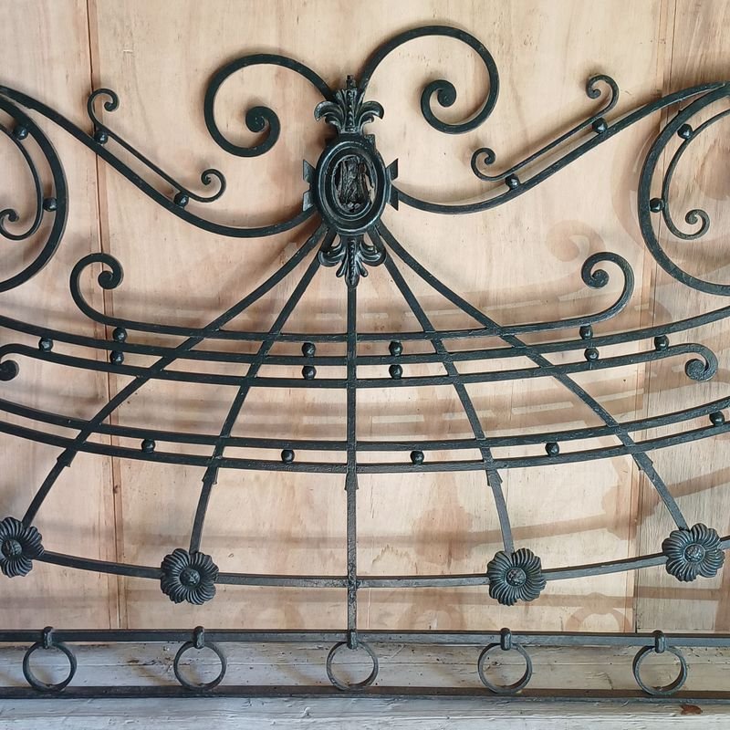 Reja Antigua en Hierro Forjado con Apliques Decorativos - imagen 3