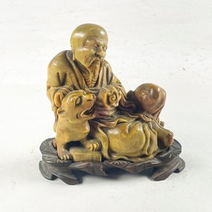 Lote siguiente: Figura Oriental Antigua en Piedra con Perro y Base de Madera