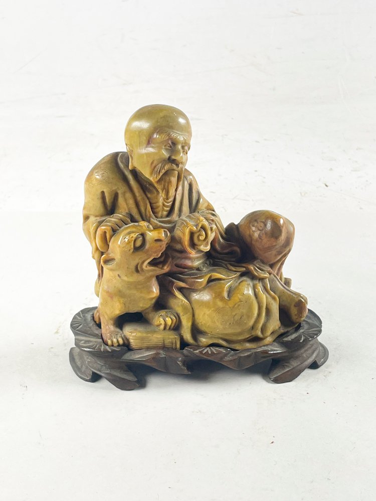 Figura Oriental Antigua en Piedra con Perro y Base de Madera