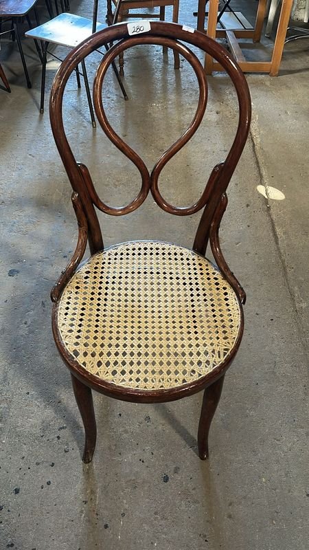 Lote siguiente: Silla de asiento de esterilla redonda en buen estado
