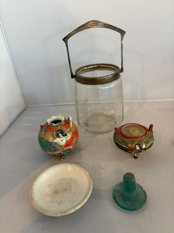 Lote siguiente: Recipientes chinos y accesorios decorativos