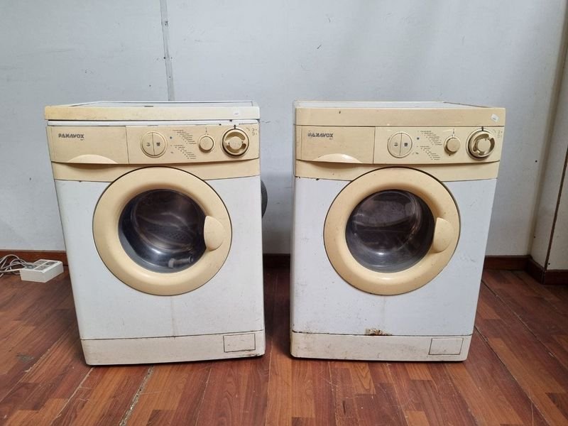 Lote de 2 Lavarropas Frontales Panavox Blancos y Crema (60x50x85 cm)