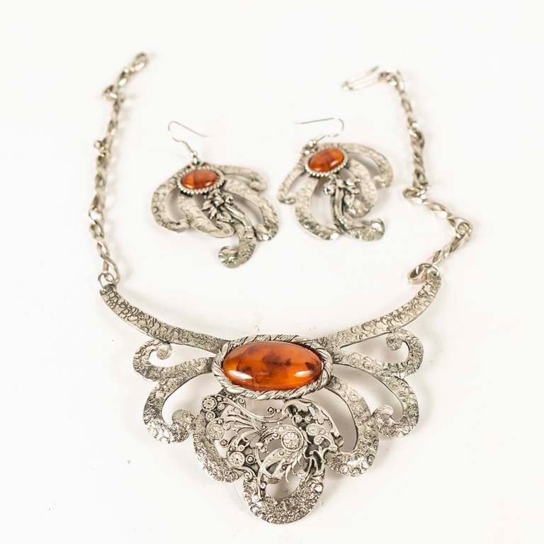Lote anterior: Collar y pendientes de metal y acrílico