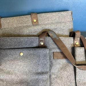 Set de 2 Bolsos de Tela Grises con Detalles en Cuero - imagen 3