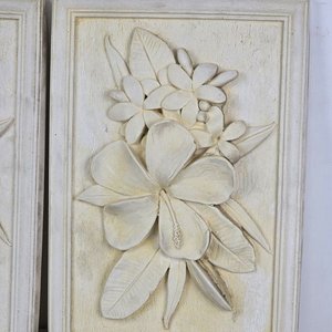 Tres Cuadros Decorativos en Relieve: Florales y Figura Oriental - imagen 2