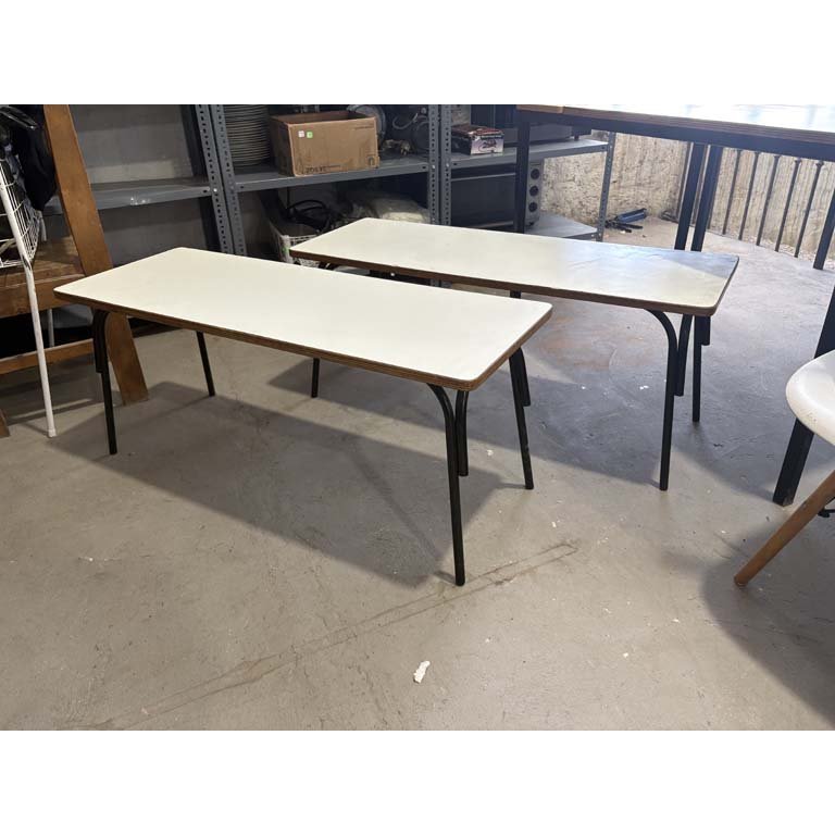 Lote anterior: Bancos rectangulares de madera y base de hierro