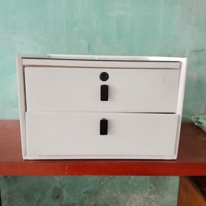 Mesa de Noche Moderna con Cajones y Carga Inalámbrica - imagen 3