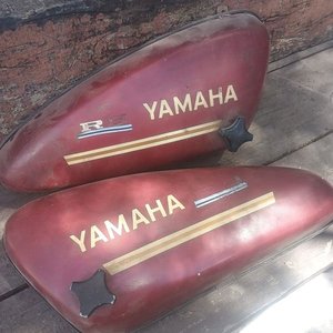 Lote siguiente: Tapas de Tanque de Combustible Yamaha RD
