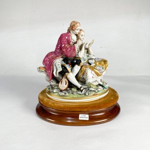 Lote anterior: Grupo de Porcelana "Escena Galante" Sitzendorf con Base de Madera