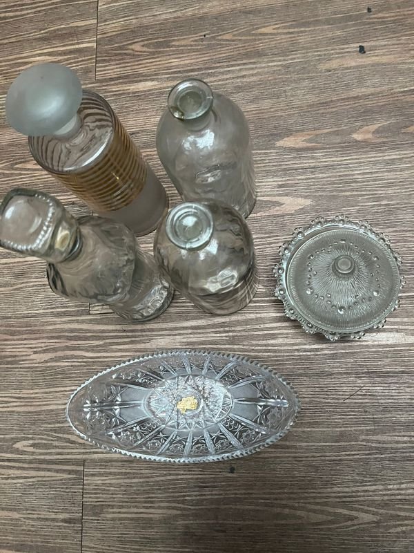 Vajilla de cristal con decanters y platos - imagen 2