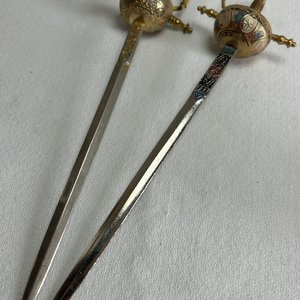 Lote anterior: Dos Abrecartas Estilo Espada Española con Detalles Dorados y Esmaltados