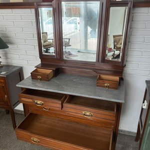 Tocador Antiguo de Madera con 3 Espejos Biselados y Mármol - imagen 2