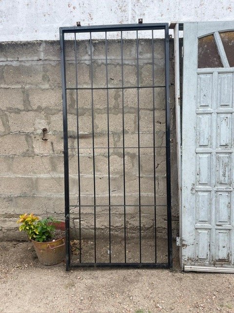 Lote siguiente: Puerta de metal en buen estado