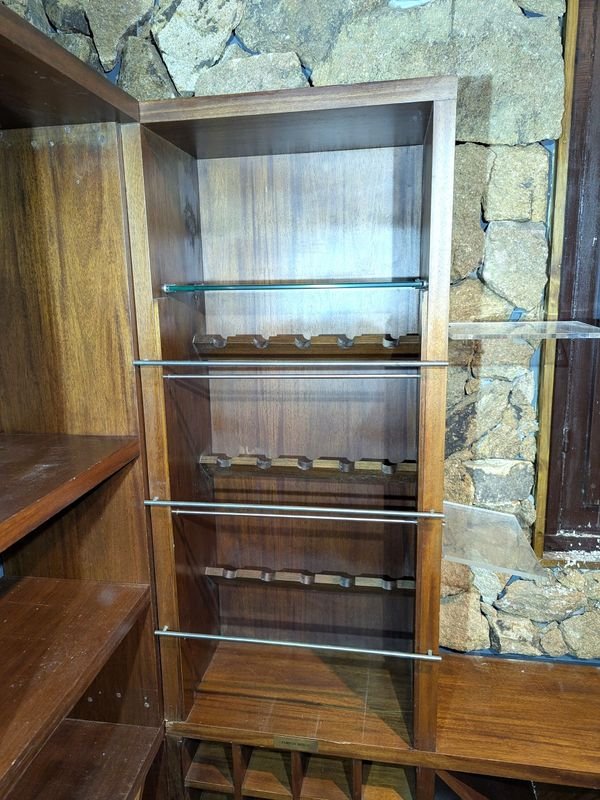 Estantería de madera con puertas de vidrio - imagen 10