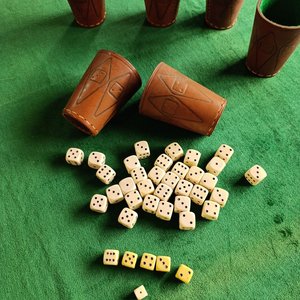 Paño para Juegos de Algodón con 6 Vasos Forrados en Cuero y 38 Dados - imagen 1