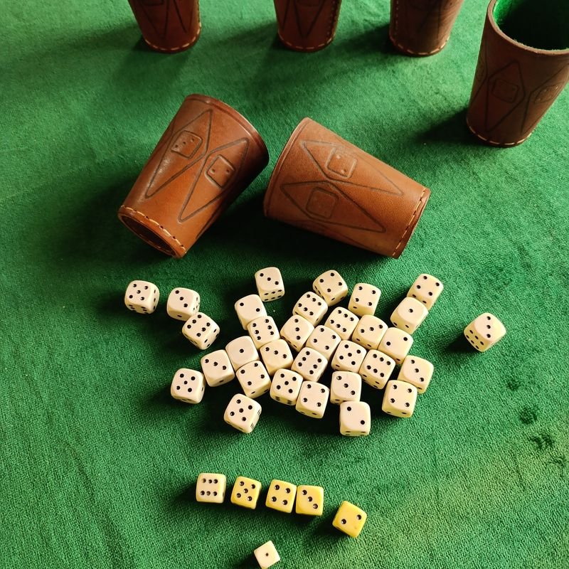 Paño para Juegos de Algodón con 6 Vasos Forrados en Cuero y 38 Dados