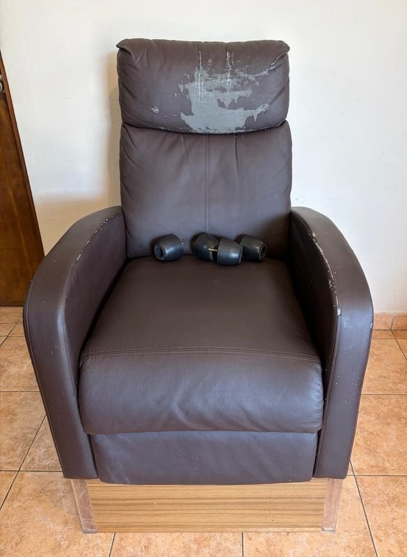 Poltrona Reclinable de Cuero Marrón con Base de Madera