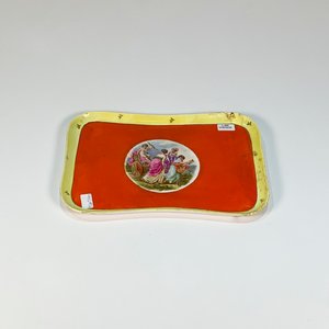 Lote siguiente: Bandeja Rectangular de Porcelana Roja y Beige con Escena Clásica