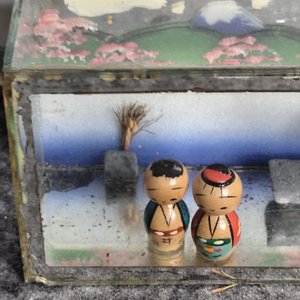 Escena Japonesa en Vidrio con Figuras Kokeshi y Casa - imagen 4