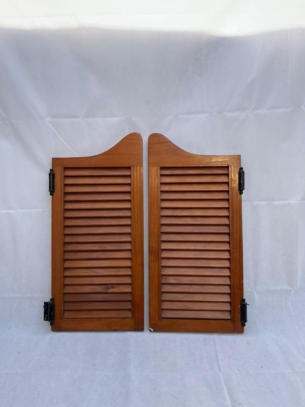 Puertas de madera antigua con diseño clásico - imagen 2