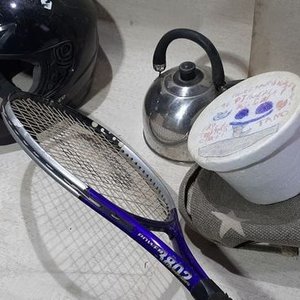 Casco Negro, Raqueta de Tenis, Conservadora de Espuma y Más - imagen 2