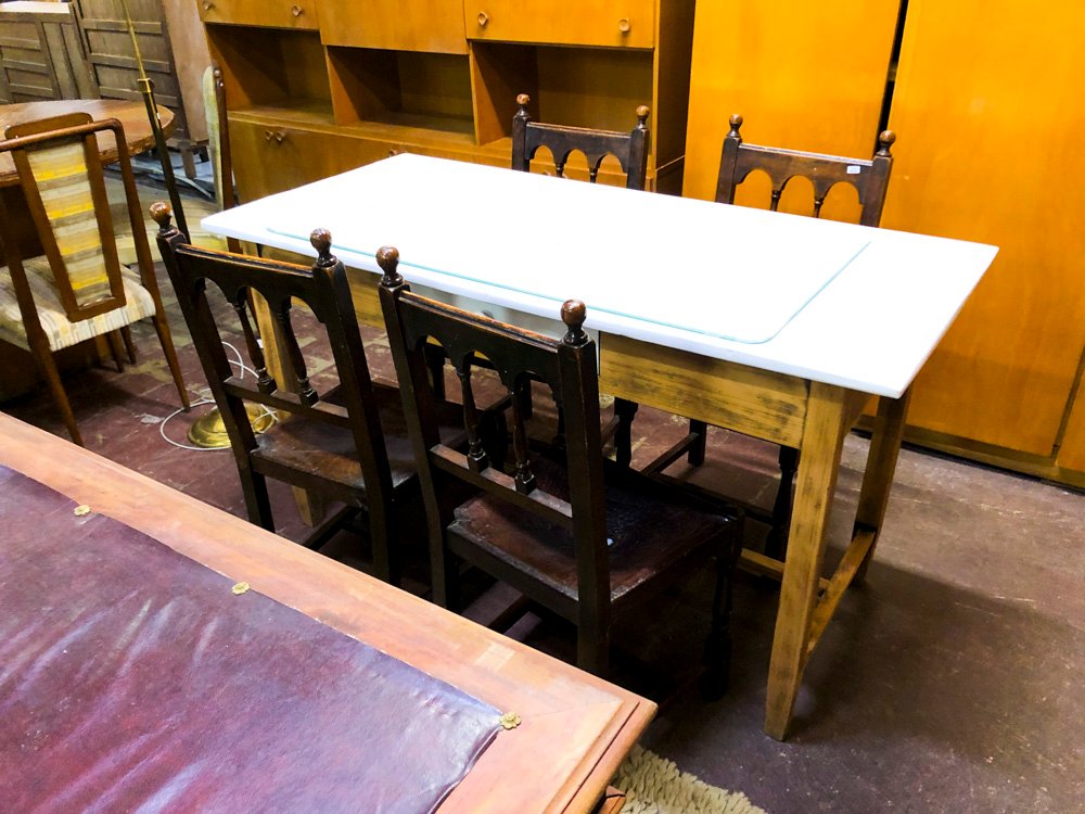 Mesa de Comedor con Sillas Estilo Clásico