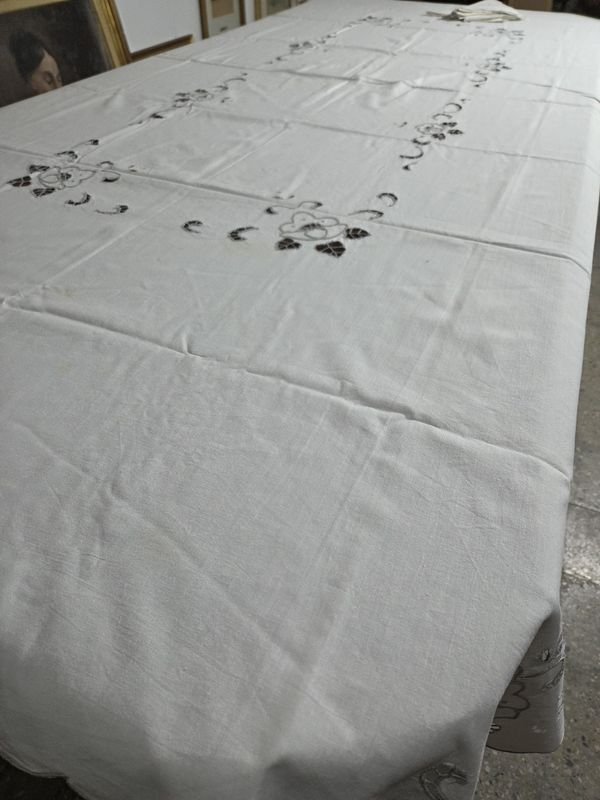 Mantel calado y bordado con servilletas - imagen 3