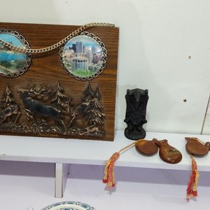 Lote de 7 piezas: Tetera de porcelana, jarra de bronce, cuadro de ciervos y más - imagen 4