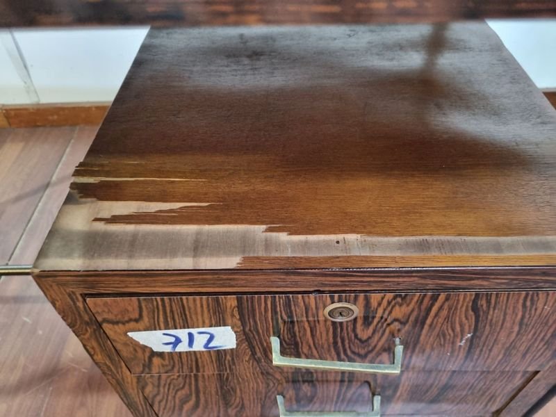 Escritorio Con Cajonera en Madera con L712 y Tiene Levantado el Enchapado - imagen 4