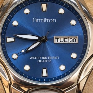 Reloj Armitron Classic Day-Date Acero Azul Sumergible 165ft - imagen 3