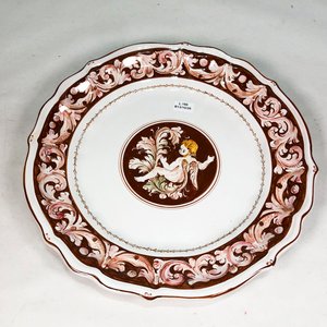 Centro de Porcelana Blanca con Ángel y Flores, Borde Rojo - 34 cm - imagen 2